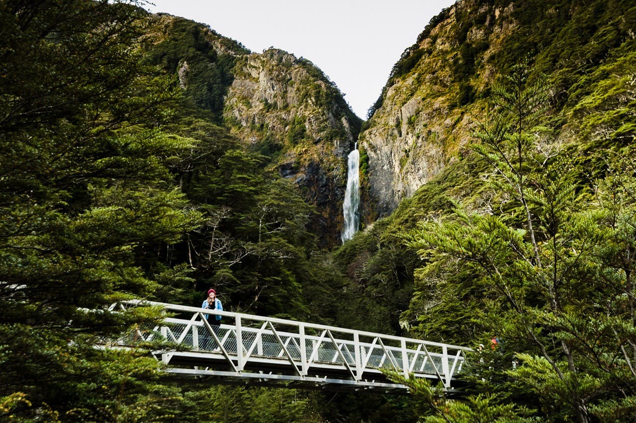 Ce sentier de randonnée dure environ 1 heure, avec une inclinaison progressive et des marches vers une chute d'eau féroce de 131 mètres de haut.