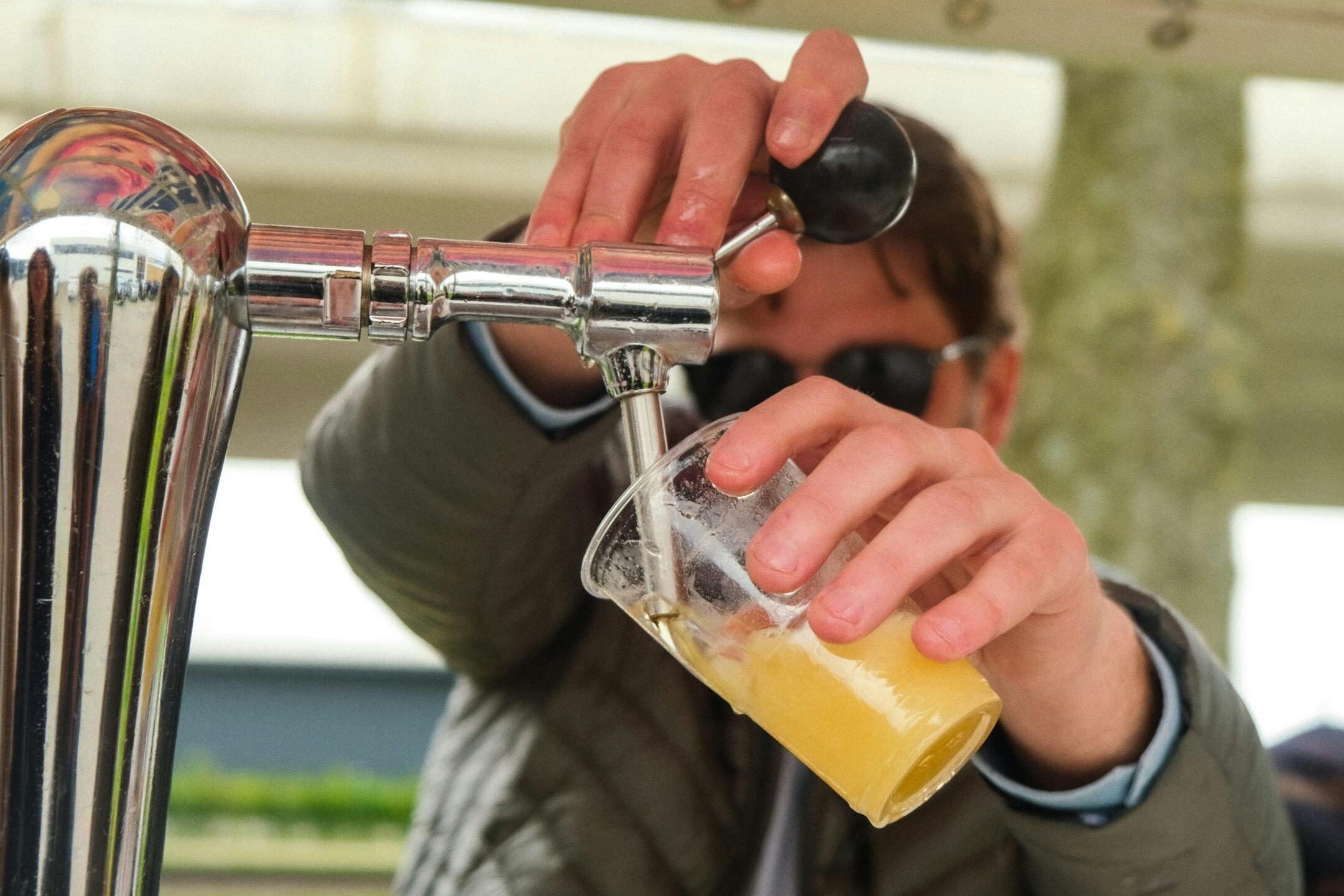 伝説的なアムステルダムのビール自転車を楽しもう