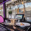Столик для парижского ужина на борту автобуса Toqué Champs-Elysées
