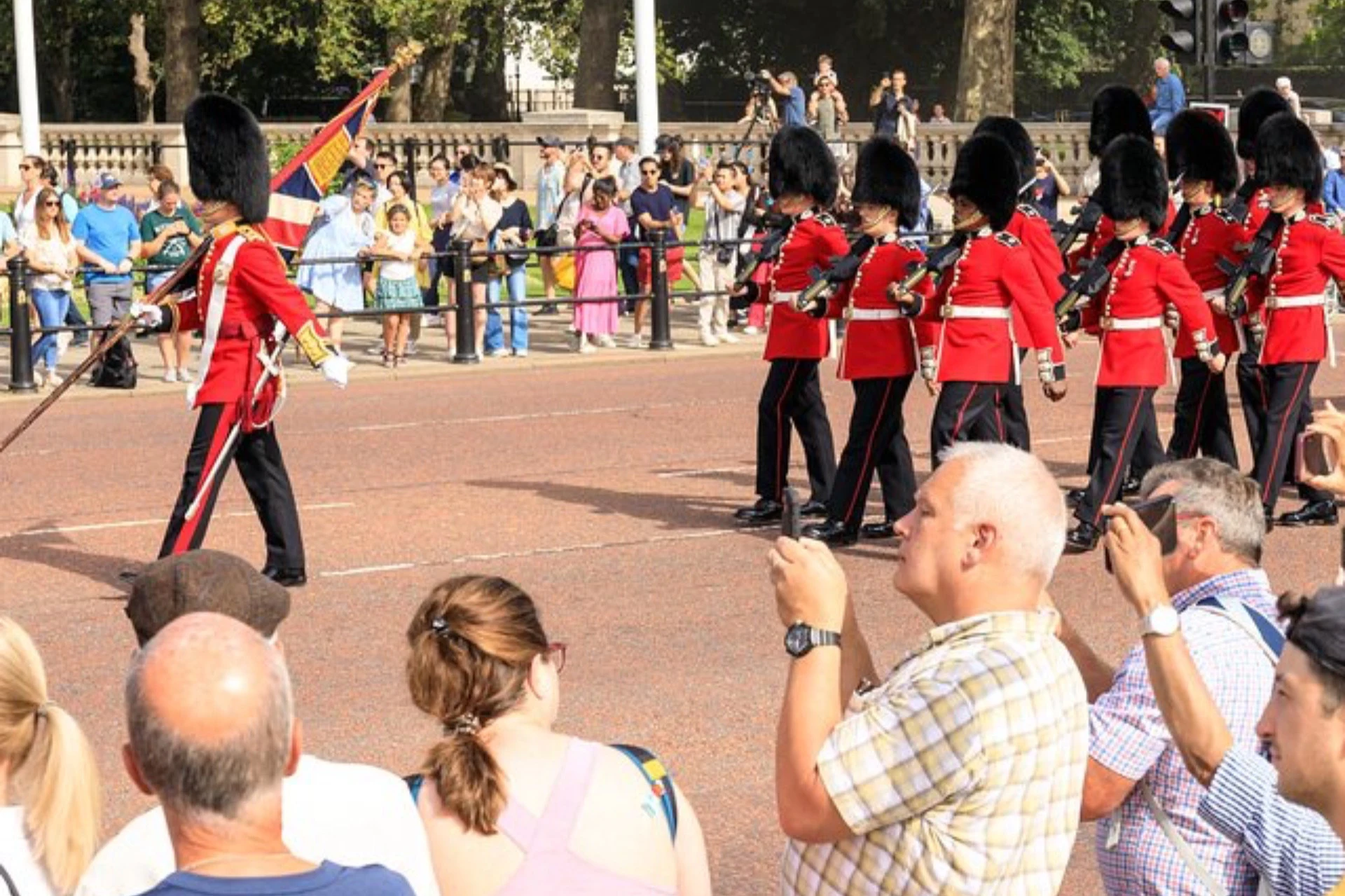 London: Walking Tour + Changing of the Guard at Buckingham Palace