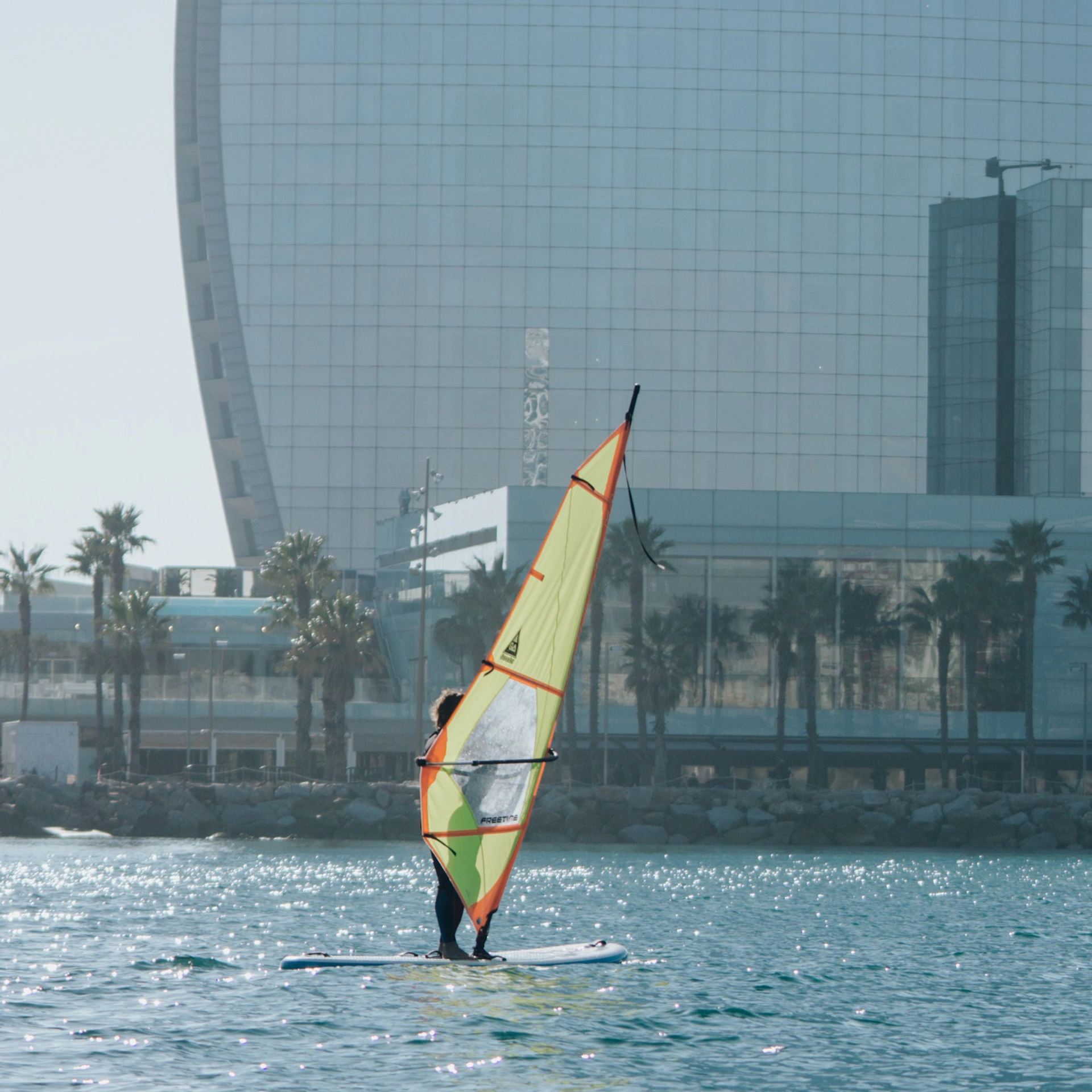 Barcelona: Classe guiada de windsurf
