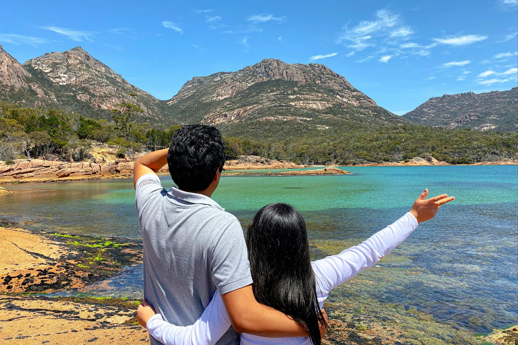 ハネムーンベイの澄んだ海とハザード山脈を背景に