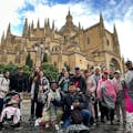 Grupp framför Segovias katedral
