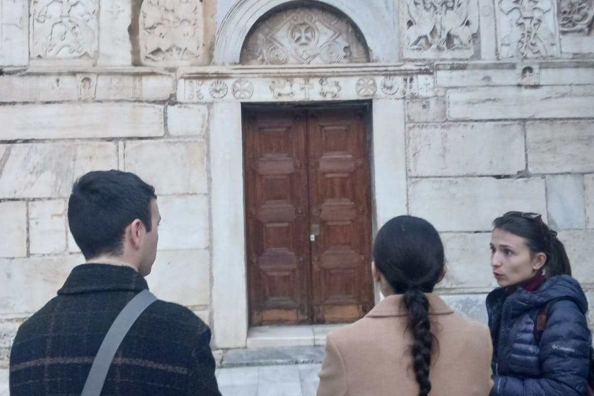 Ο ξεναγός μας κάνει μια παρουσίαση κοντά στην περιοχή της Πλάκας.