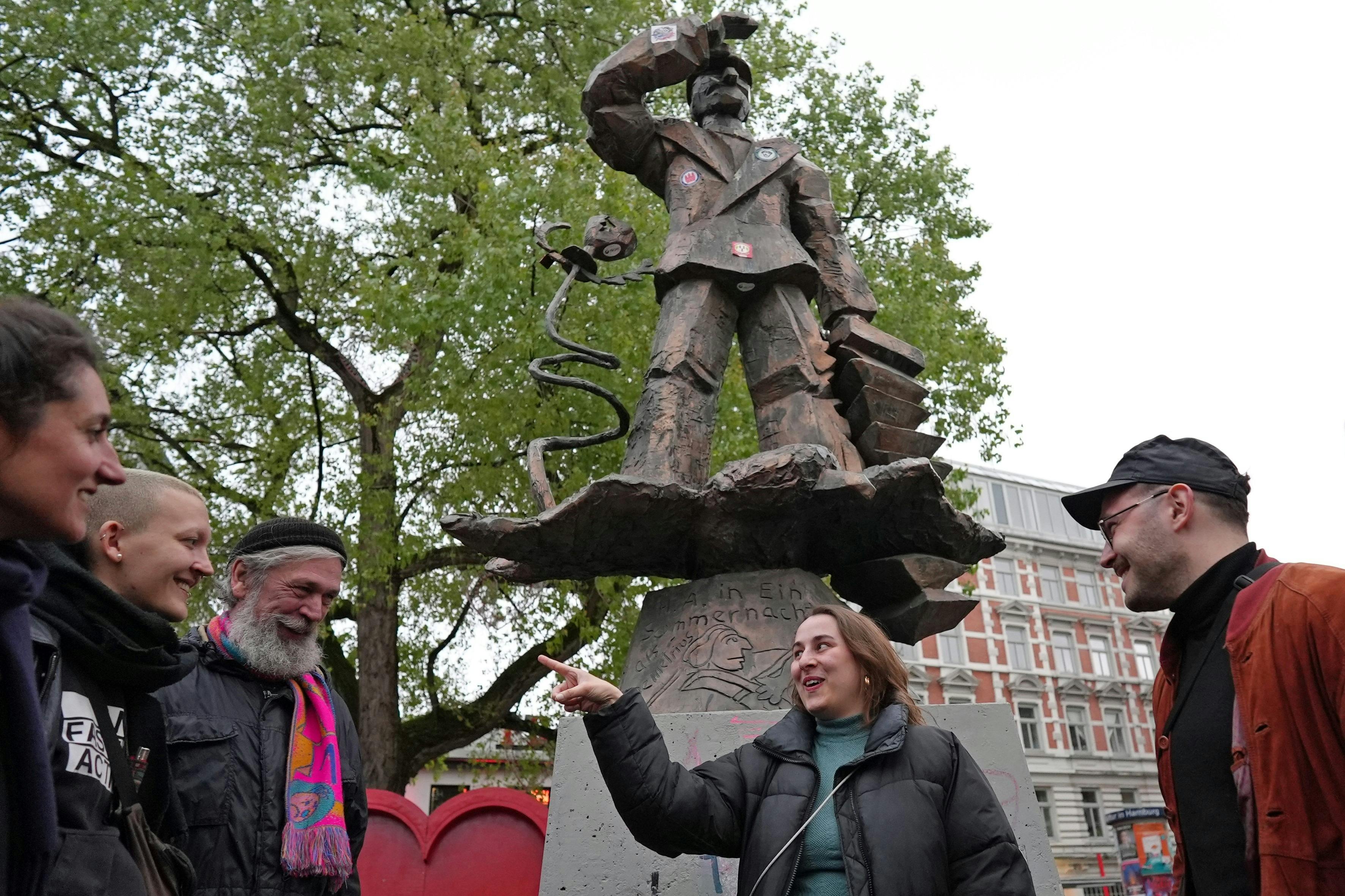 Turguide Sophia med gæster på Hans Albers Plads