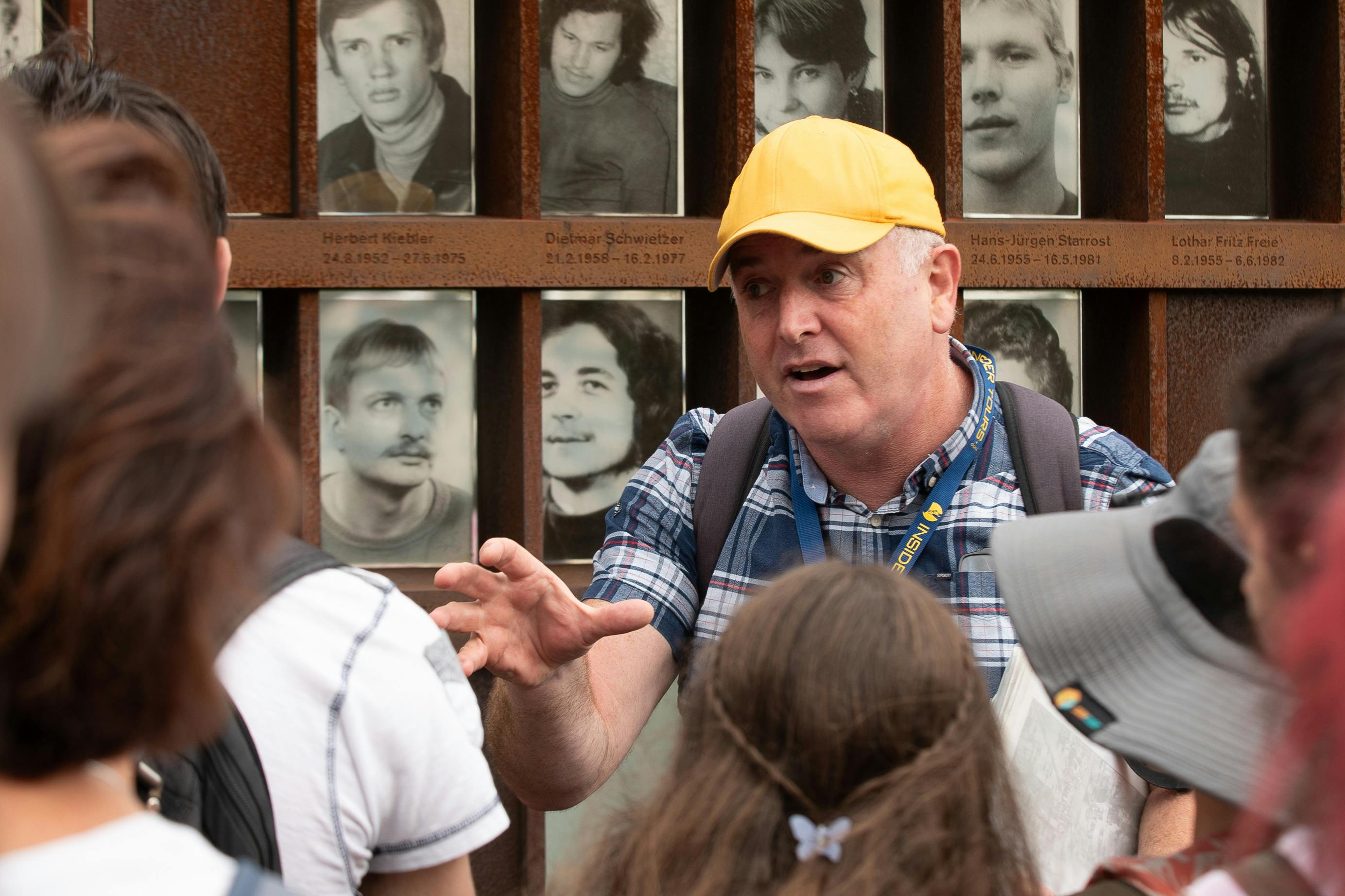 Průvodce na hraničním přechodu Checkpoint Charlie