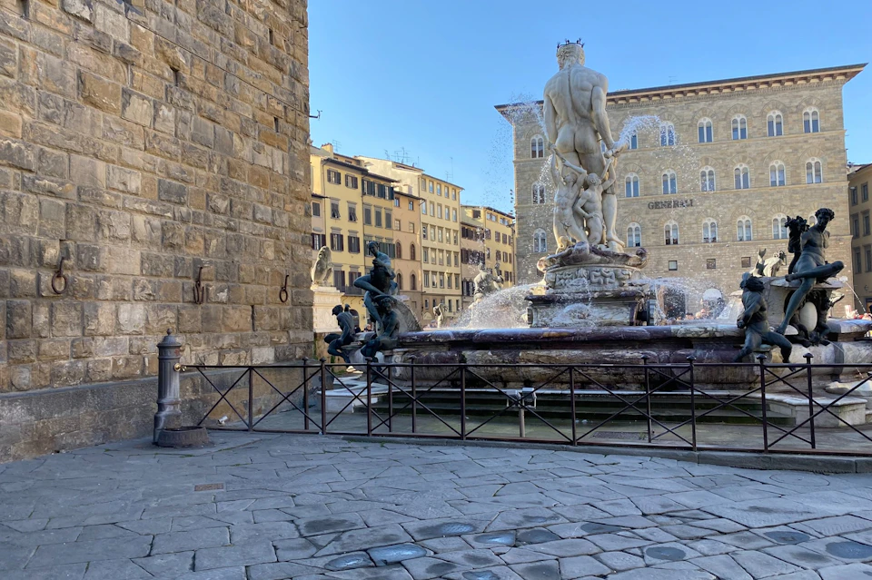 Behind the Neptune Fountain, this is the meeting point.