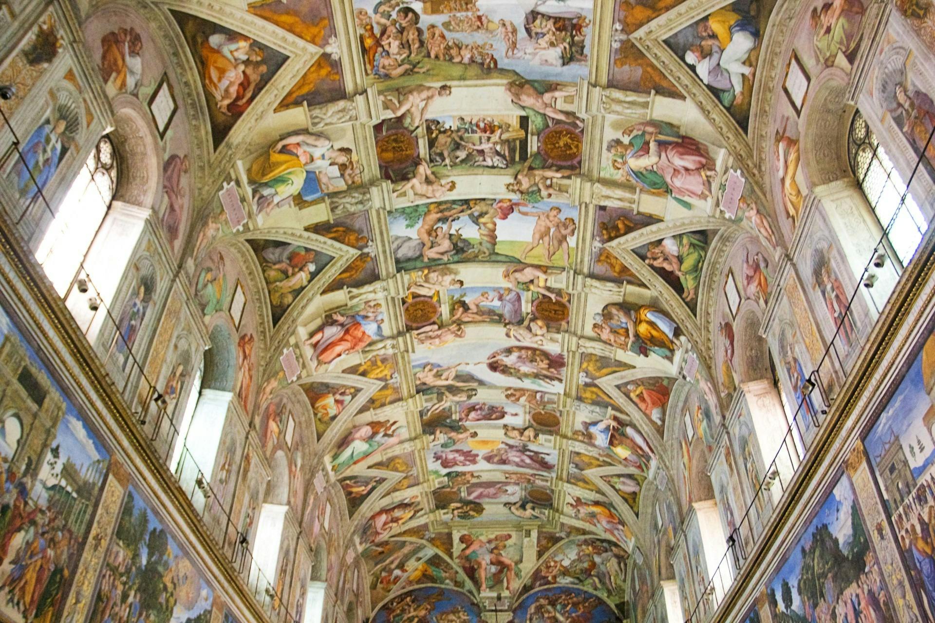 ミケランジェロの驚きのフレスコ画がシスティーナ礼拝堂の祭壇の壁全体を覆う様子をご覧ください。