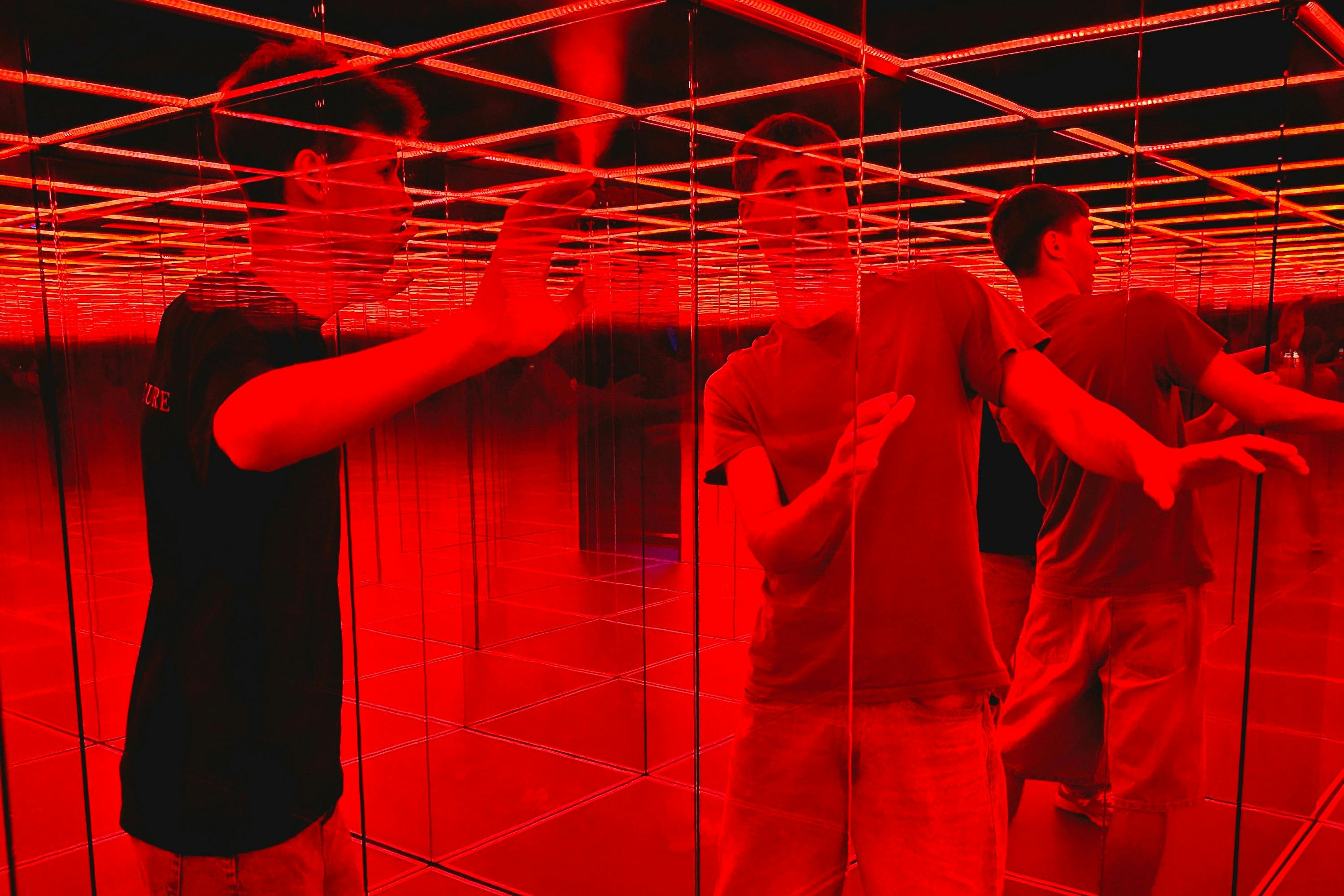 Fotka lidí ve skleněném bludišti