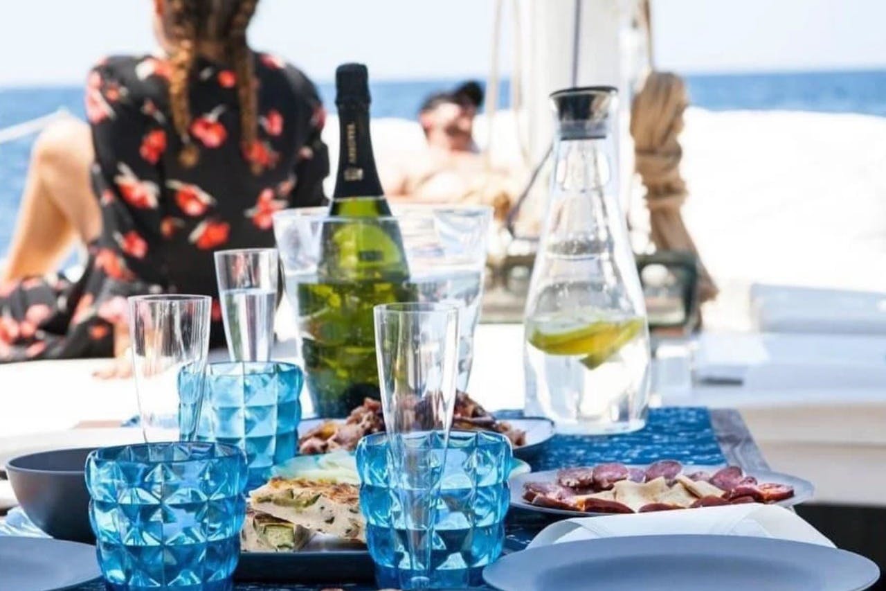 伊维萨岛饮料和美食帆船之旅