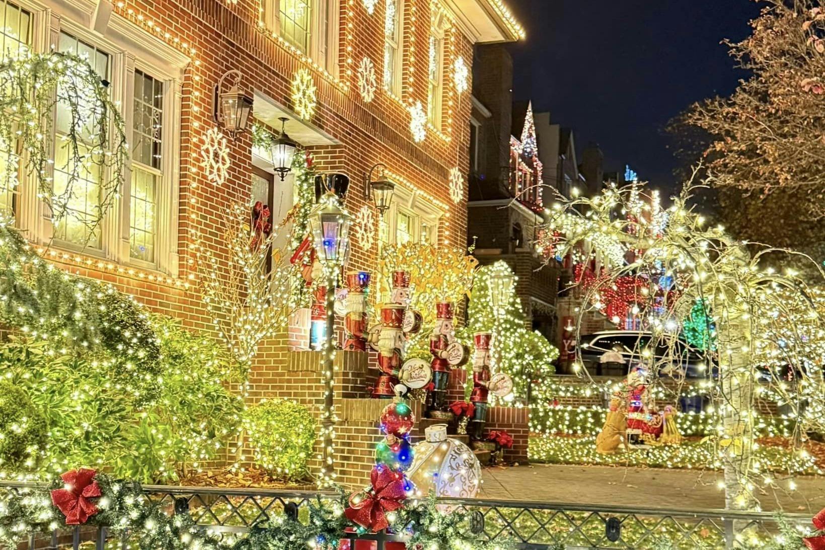 Brooklyn: Dyker Heights Guided Christmas Tour 2