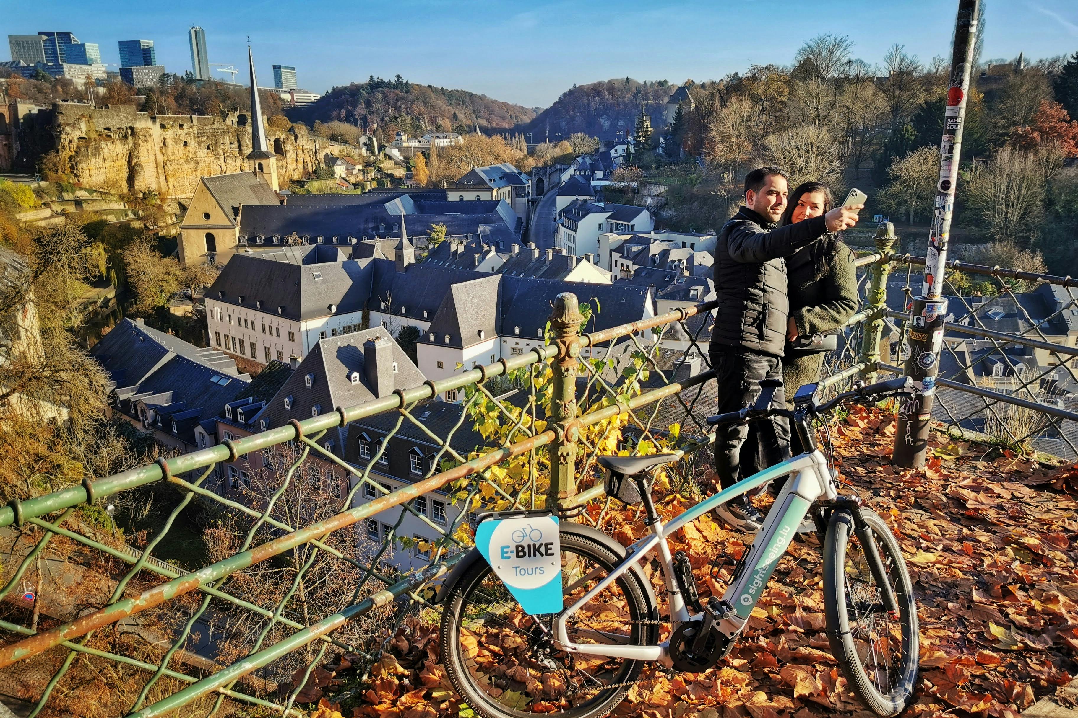 E-bike, Zwiedzanie, Para jadąca na e-bike'u w mieście