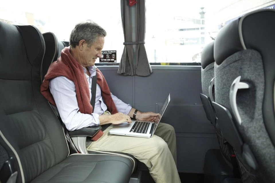 London: Bus Transfer To/From Luton Airport and London Victoria