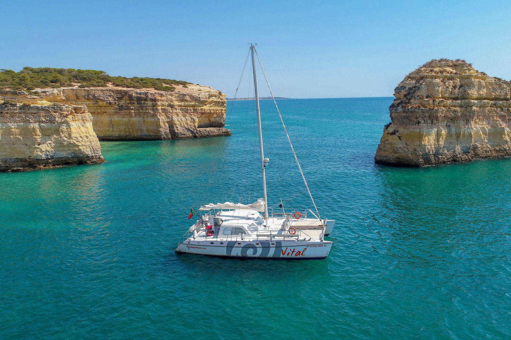 Vilamoura: Guided Boat Tour + BBQ Lunch