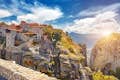 メテオラ：雄大な崖、古代の修道院、時代を超越した美しさ。