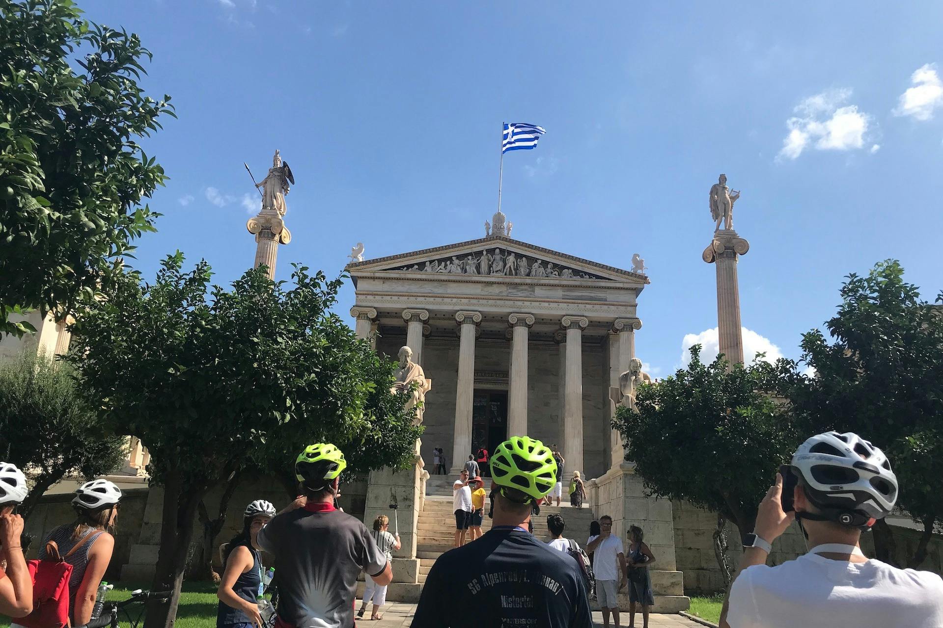 Akademie je jednou ze tří budov, které tvoří aténskou trilogii.