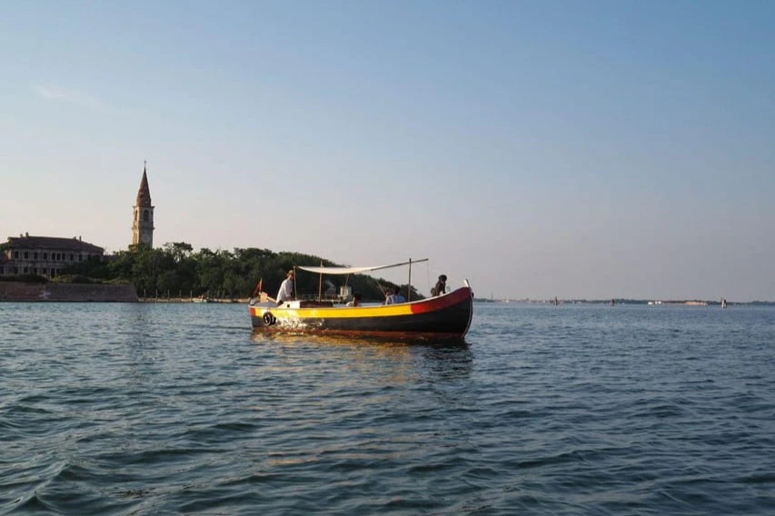 Murano, Burano & Torcello: Traditional Boat Tour + Glass-blowing Demonstration