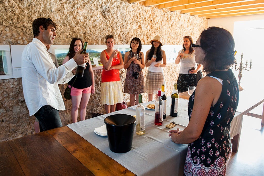 Дегустация вина в семейном погребе