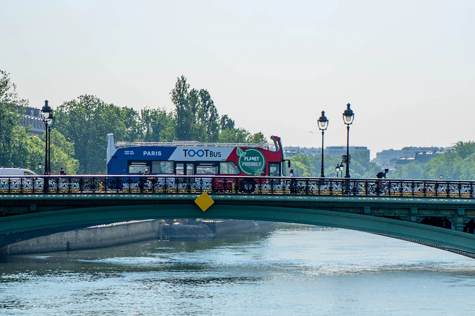 Hop-on hop-off bus