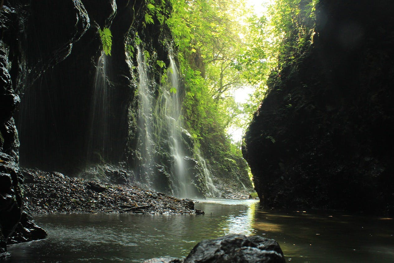 河流被洞穴和岩层覆盖