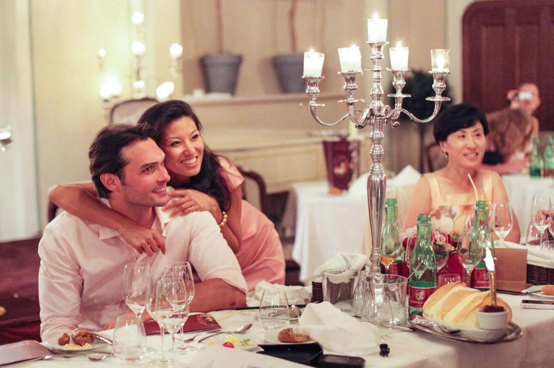 I visitatori si godono lo squisito pasto e si rallegrano per le vivaci esibizioni.