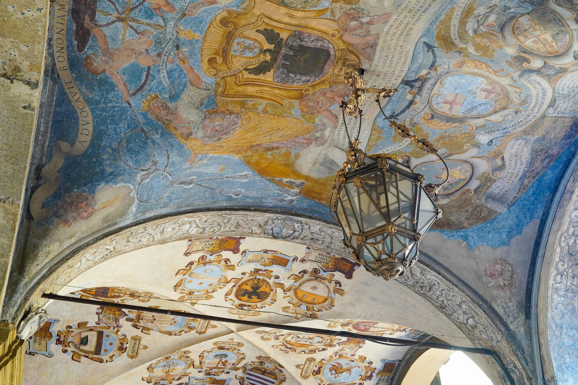 天花板上装饰着五颜六色的壁画和华丽的大灯笼。