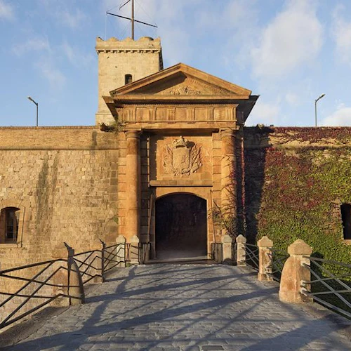Barcelona Old Town & Montjuïc Tour: Visita ao Castelo e Passeio de Teleférico - Photo 5