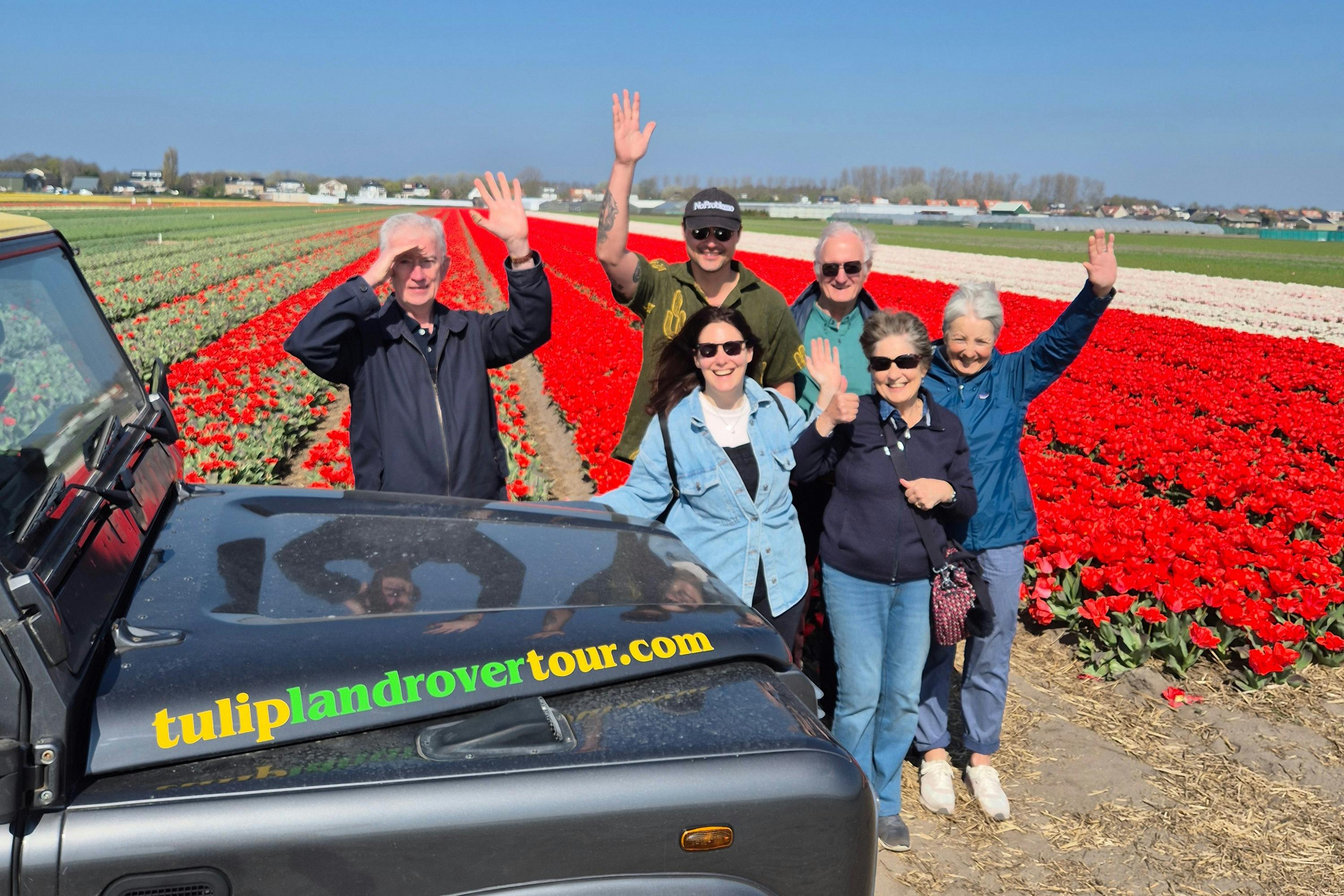 Gente feliz en los campos de tulipanes