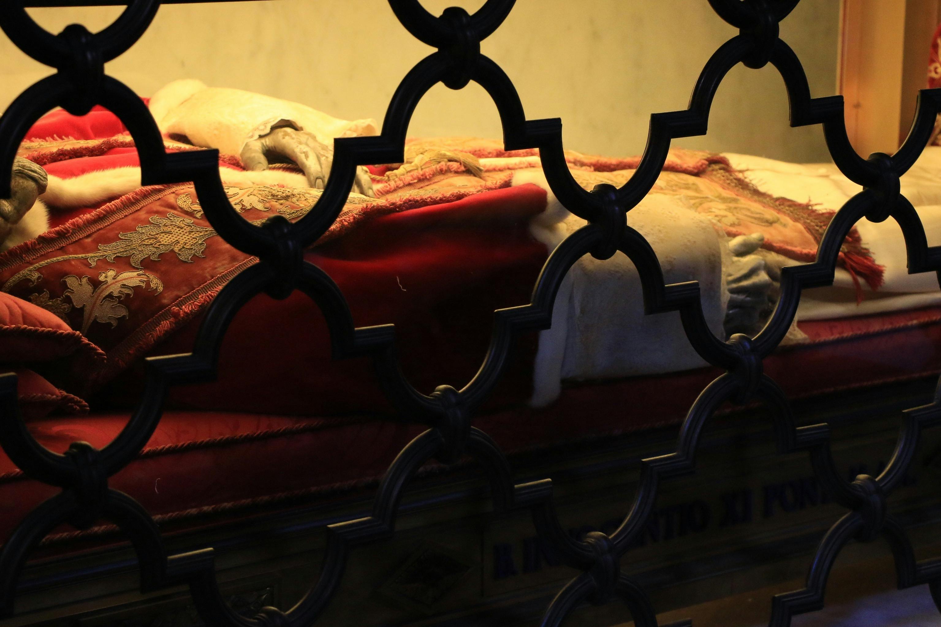 バチカン洞窟に埋葬された元教皇に敬意を表しましょう