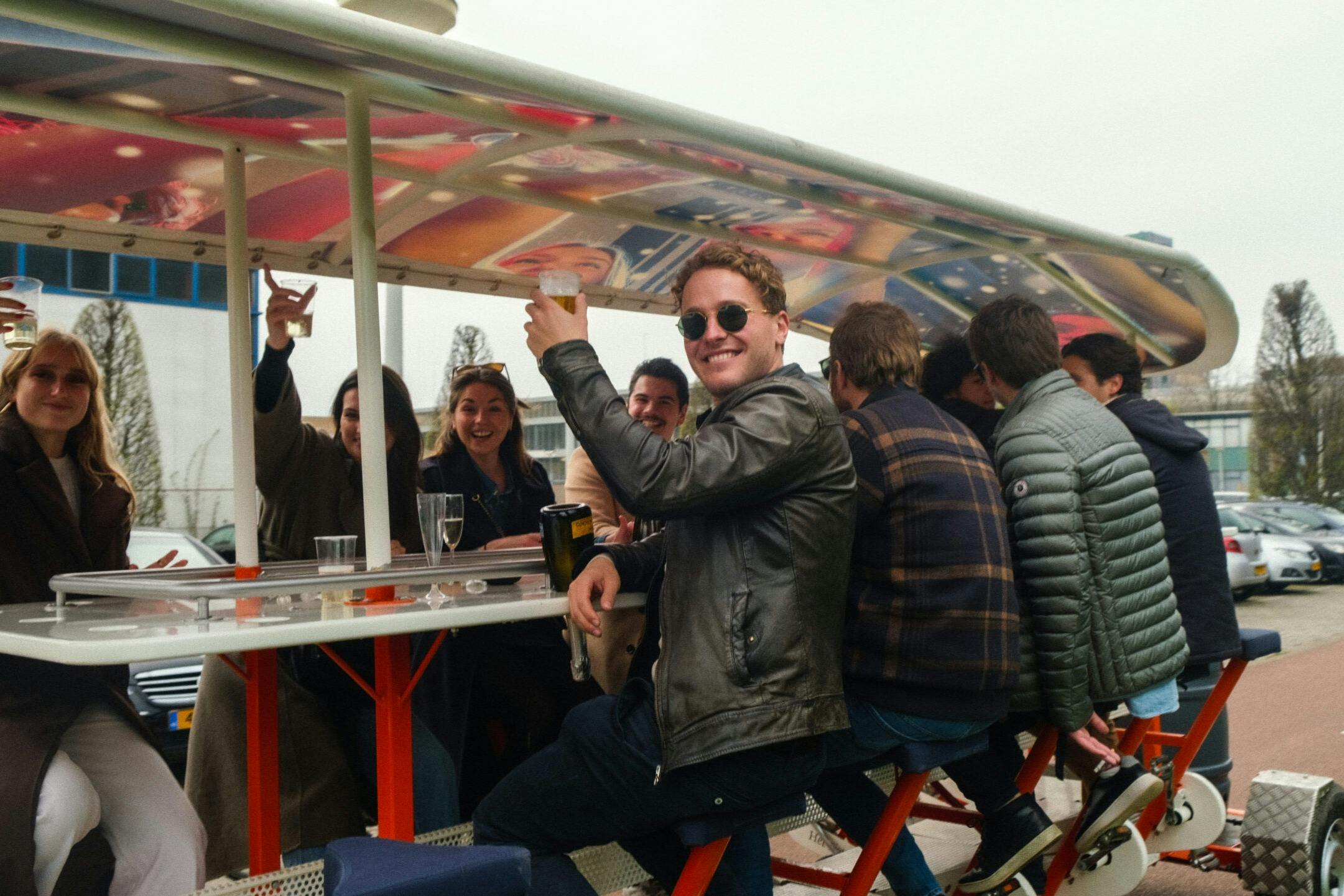 伝説的なアムステルダムのビール自転車を楽しもう