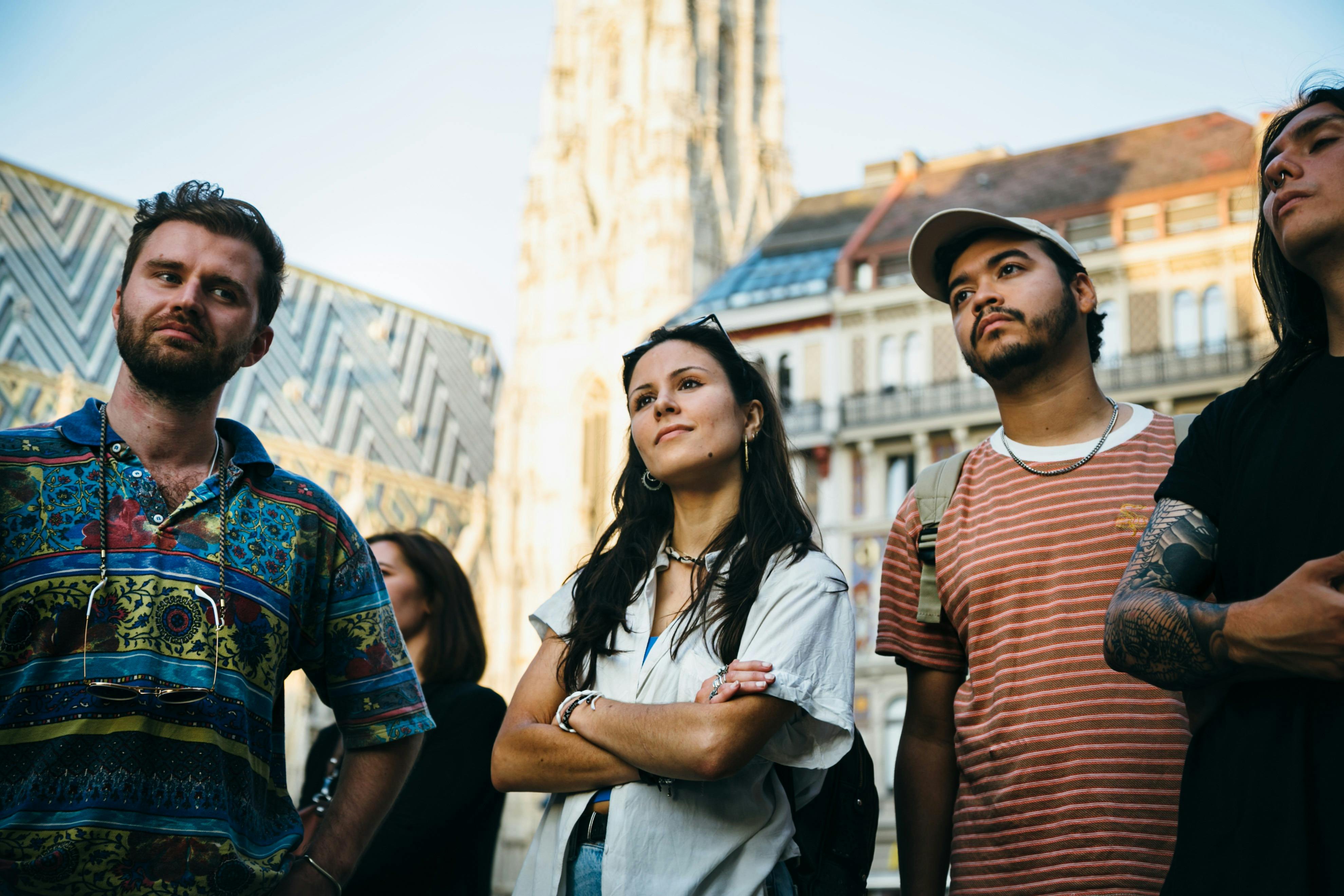 Tous les yeux sont rivés sur le guide.