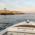 Puesta de sol en la cueva de Benagil Excursiones en barco Tridente Algarve Armacao Pera