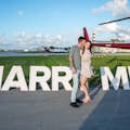 Pacchetto di proposte - Cartello "Sposami" all'aeroporto