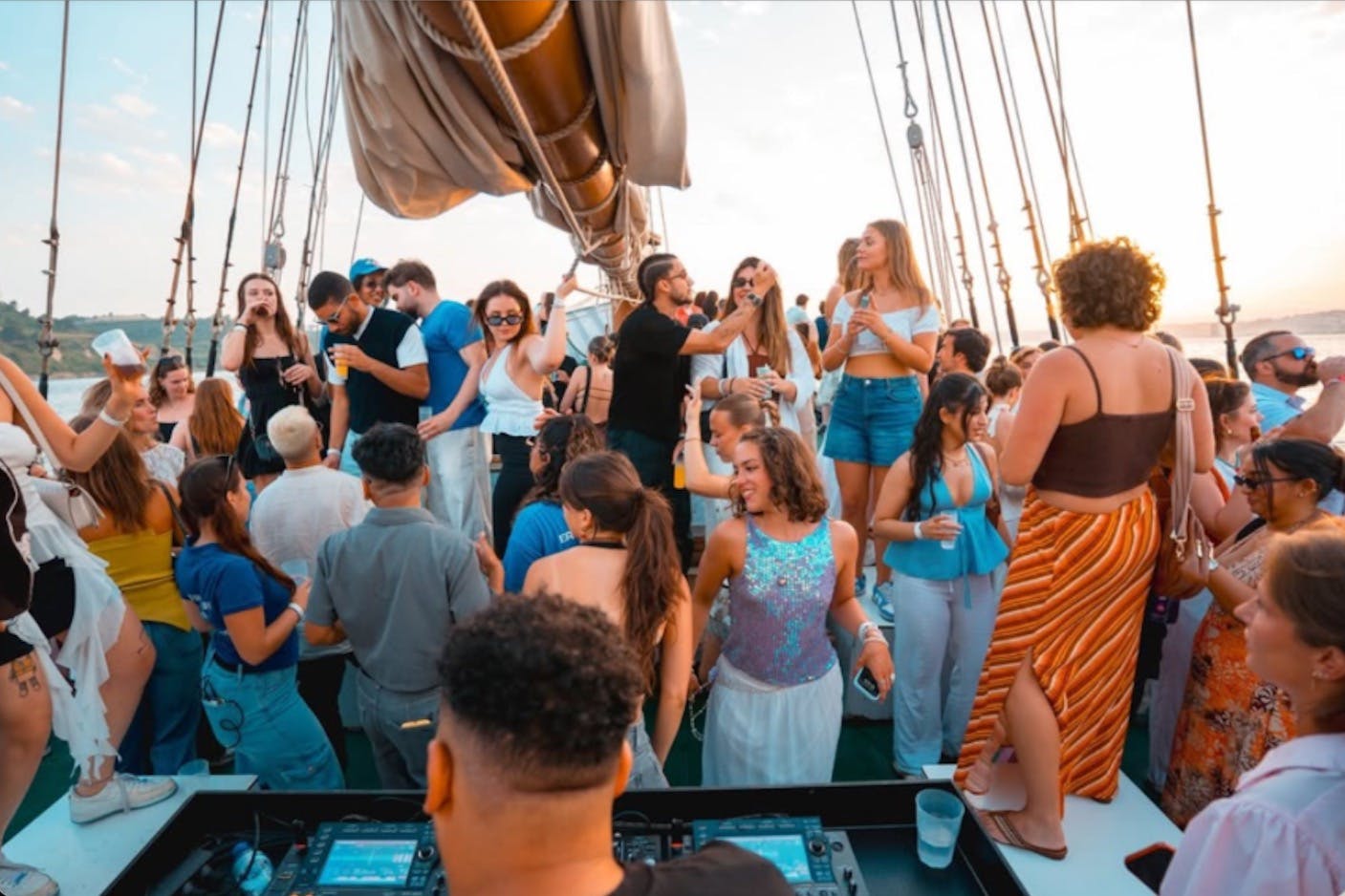 Lisbona: Festa in barca al tramonto + musica dal vivo + ingresso al nightclub — 6