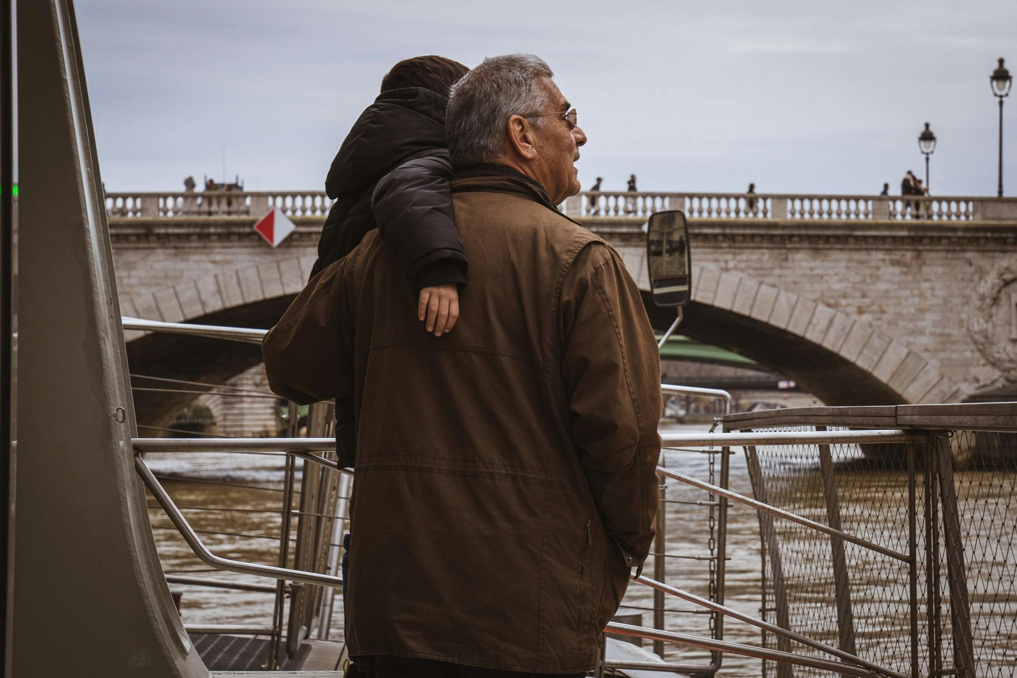 Familie an der Seine