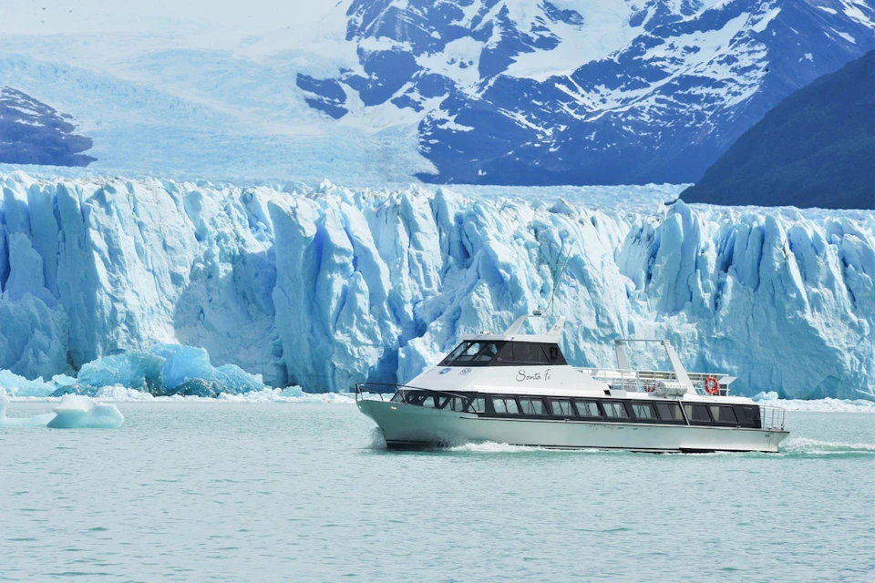 Boat sailing in front of the Perito Moreno glacier