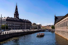 Classic Canal Tour sailing through Frederiksholm Canal