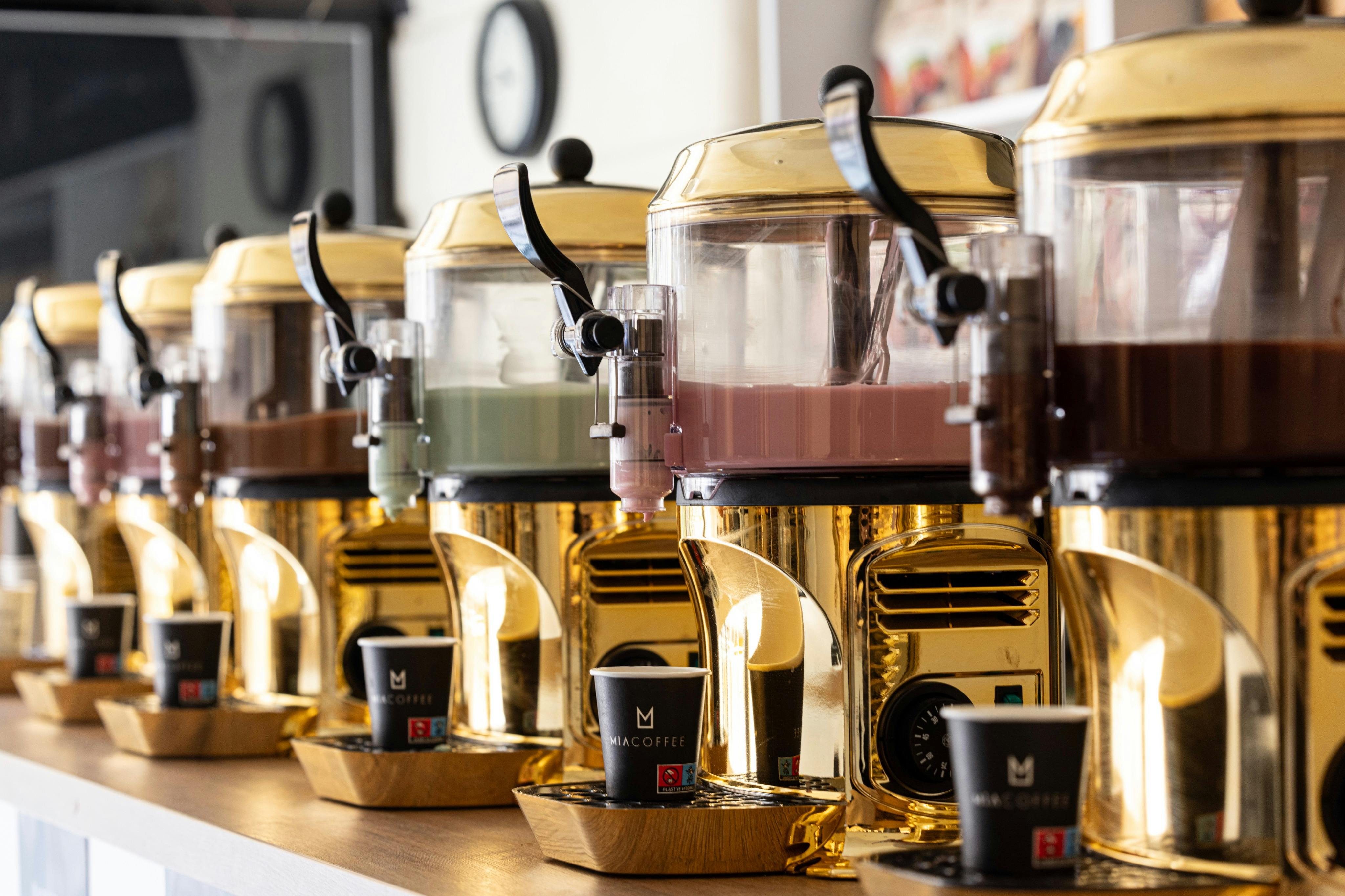 Ποτάμι σοκολάτας με πολλές γεύσεις σοκολάτας.