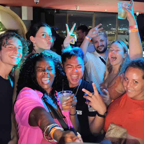 Atenas: Pub Crawl + Bebidas Ilimitadas + Entrada em Boate - Photo 2