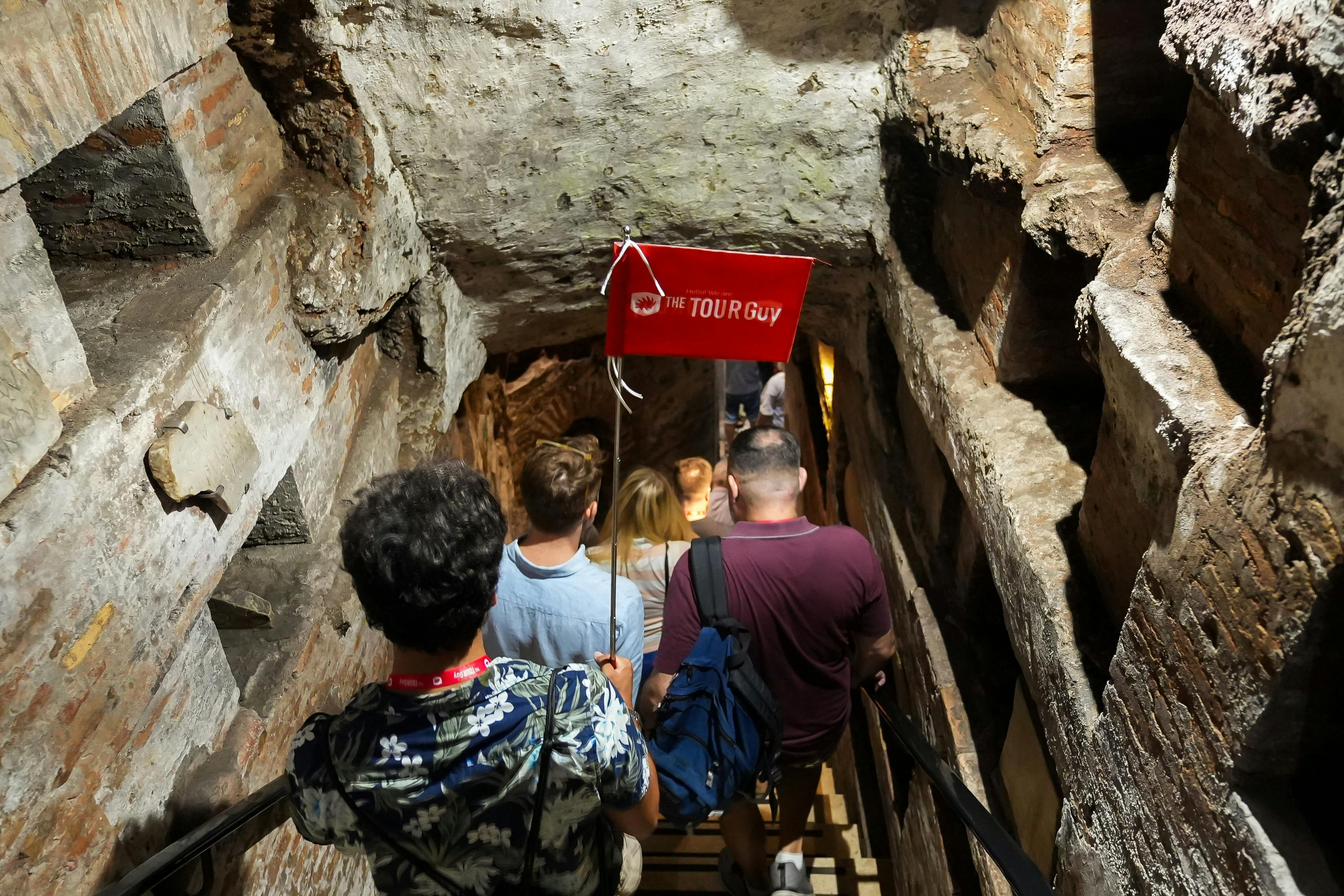 Poi scendi nelle vaste Catacombe di Roma, insieme a una guida esperta.