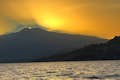 De zonsondergang op de Etna gezien vanaf de zee