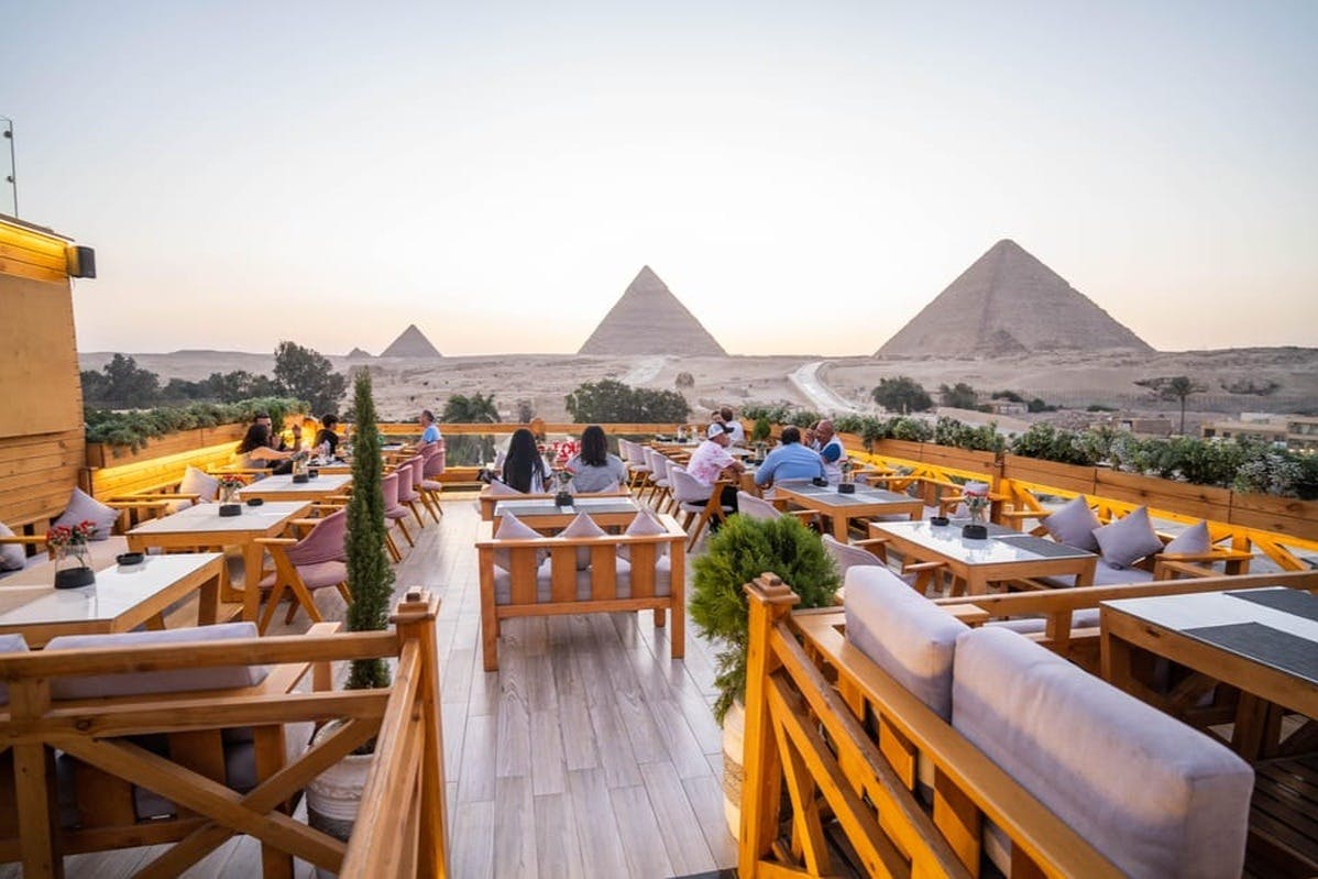 Δειπνήστε στο The Great Pyramid Inn με θέα στην Πυραμίδα, ένα νόστιμο γεύμα, το Sound and Light Show και τις μεταφορές στο ξενοδοχείο.