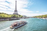 Båd og Eiffeltårnet