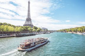 Båt och Eiffeltornet
