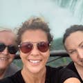 Selfie à beira das quedas d'água em forma de ferradura no lado canadense da fronteira