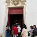 Вход в церковь Санта-Крус-ду-Каштелу (церковная башня)