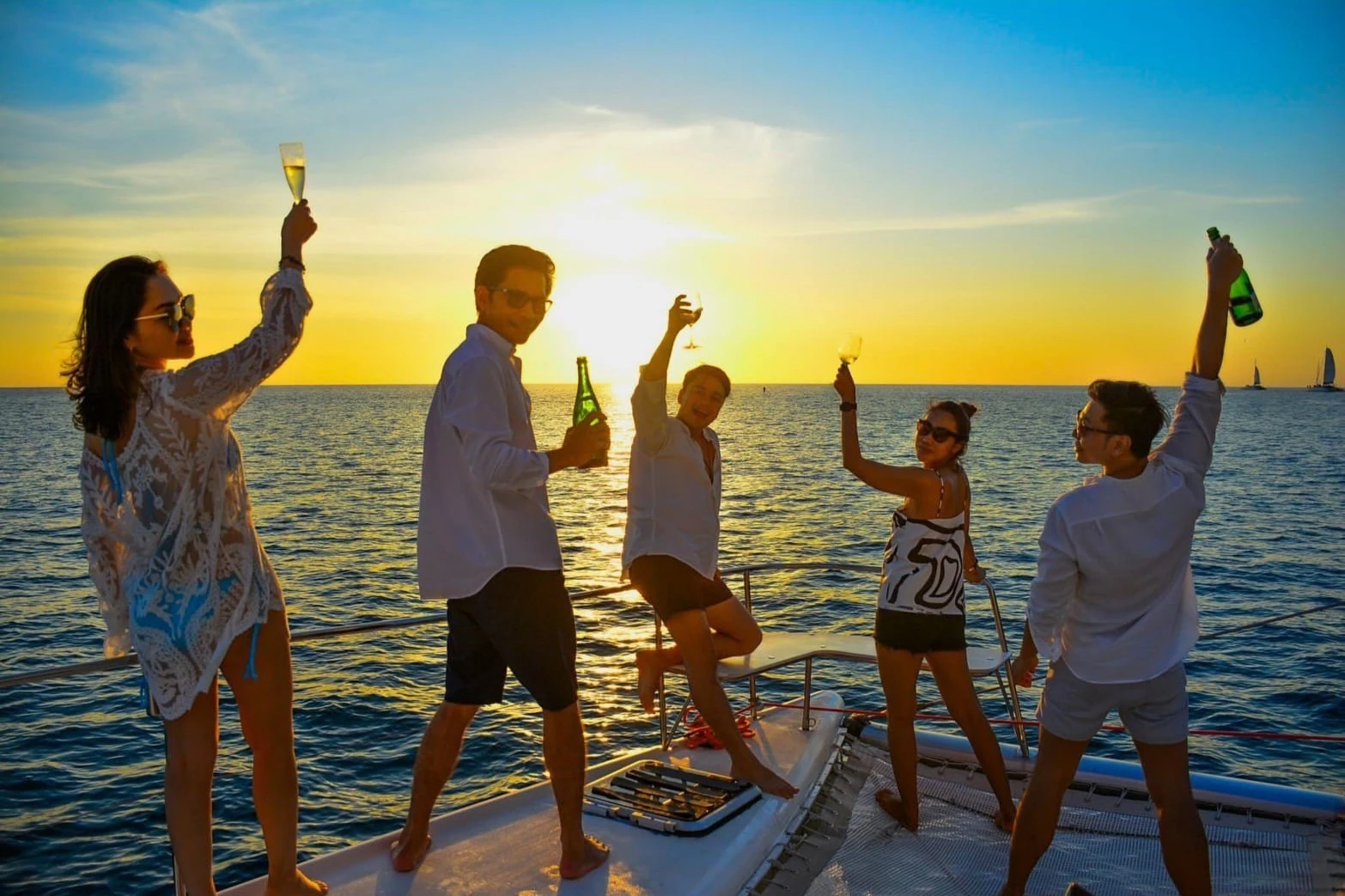 Phuket: Koh Hey Sunset Catamaran Passeio de barco + Jantar + Transfer