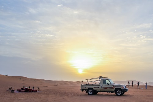 日の出砂漠のサファリ：滑らかな砂丘ドライブとアルクドラ湖（ピクニック朝食付き）(即日発券)