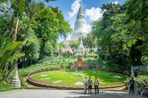Gå uppför trappan till Wat Phnom-templet och gå med både lokalbefolkningen och utlänningar i bön om lycka och välstånd.