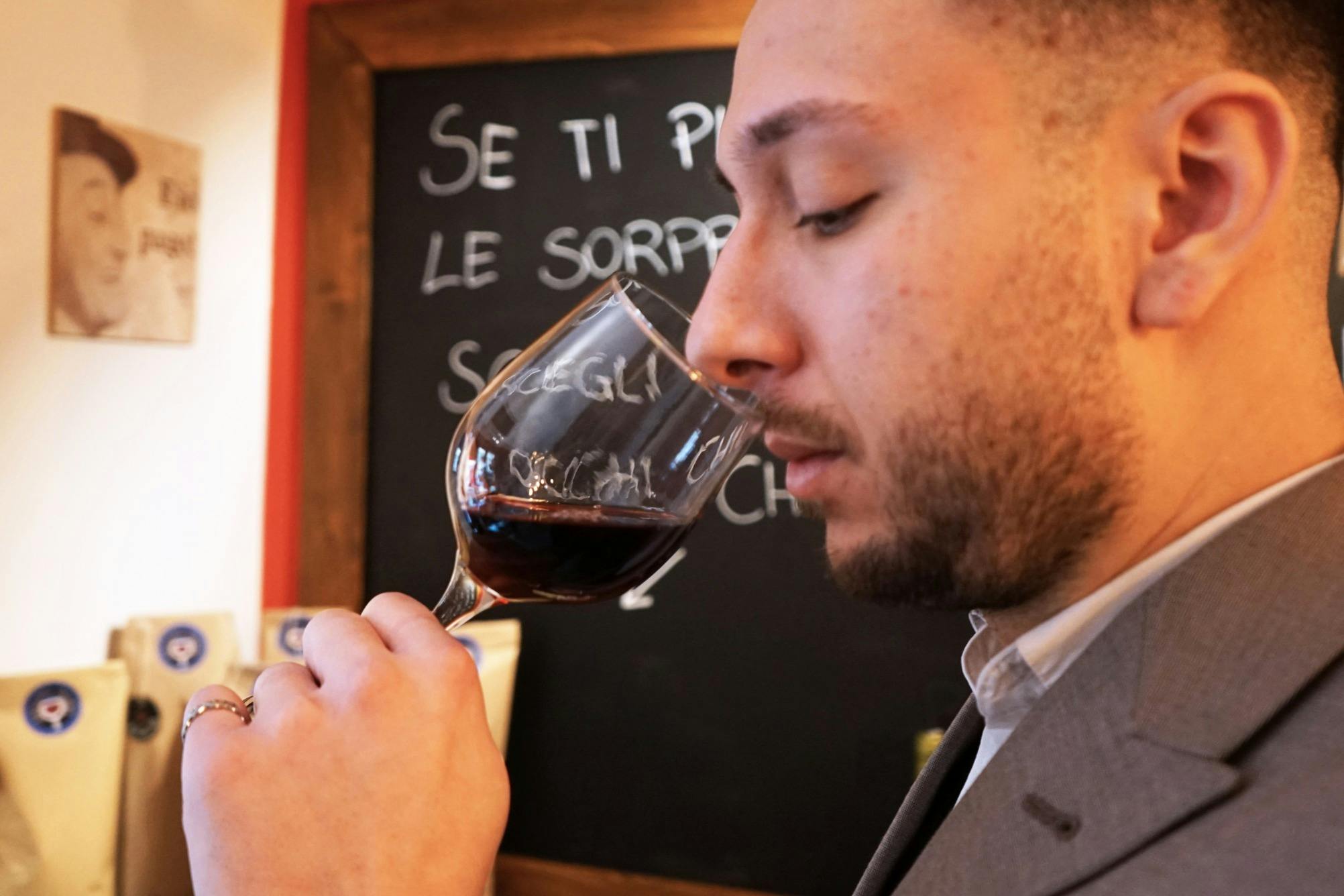 come degustare il vino, prima il naso alla degustazione di vini a Torino